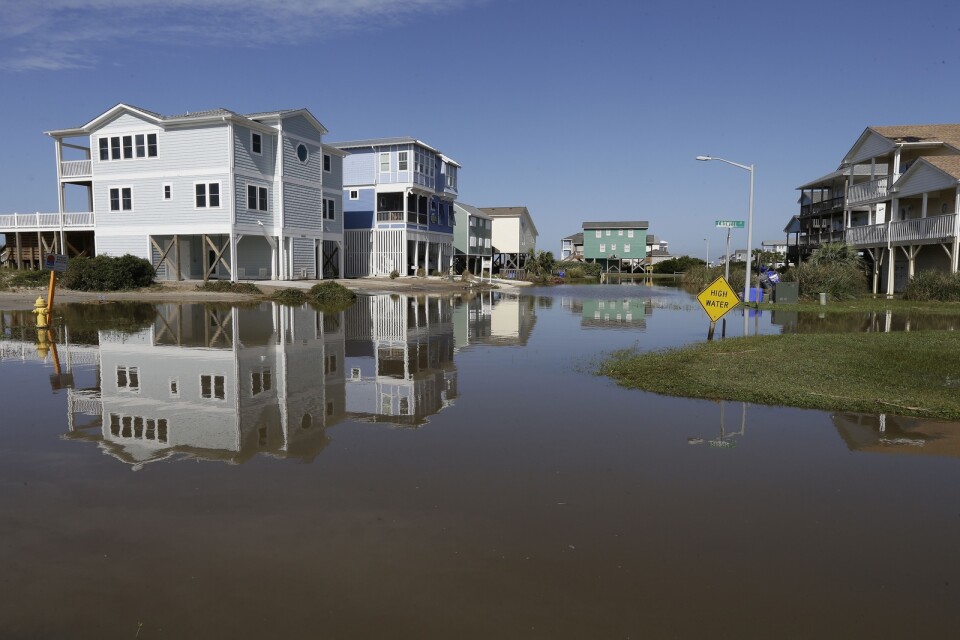Översvämmade gator i Caswell Beach i North Carolina efter Isaias framfart.
