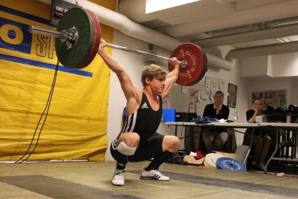 Viktor Alm deltar i tyngdlyftning. Foto: Sveriges Akademiska Idrottsförbud