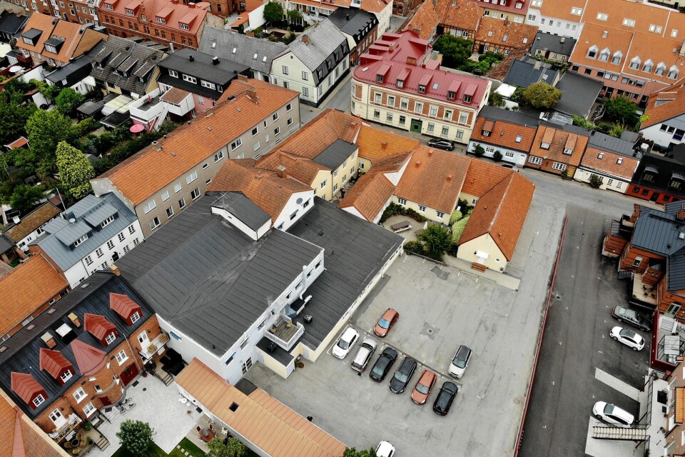 YA:s fastighet i hörnet av Lilla Norregatan och Sladdergatan består av flera olika hus.