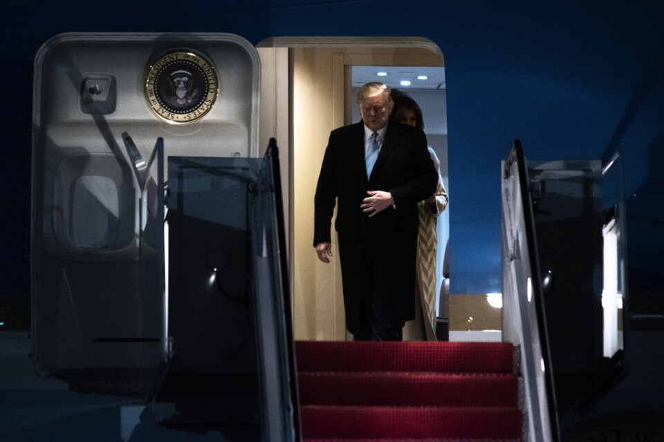 USA:s president Donald Trump lämnar presidentplanet Air Force One på söndagen.