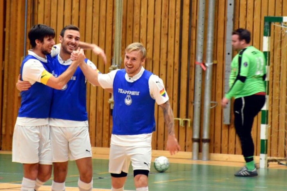 Magnus Olsson, Samir Blekic och André Holgård firar ett av Holgårds tre mål i DM-finalen.