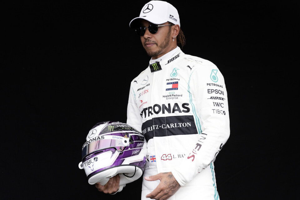 Lewis Hamilton i Melbourne i mars, inför starten av F1-säsongen som sedan sköts upp.