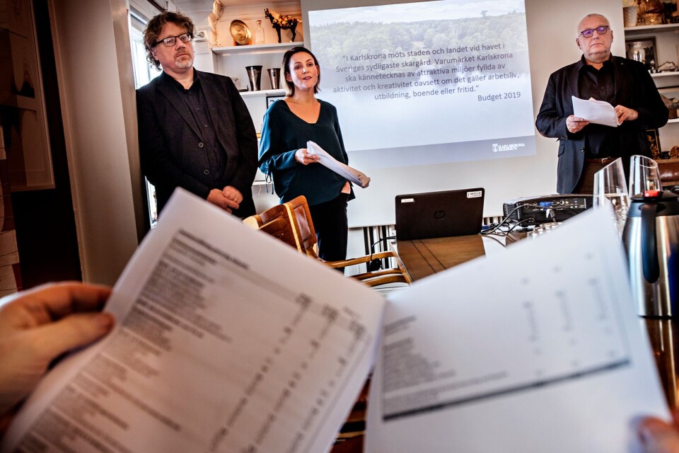 Magnus Larsson (C), Börje Dovstad (L) och Sandra Bizzozero (S) presenterade budgeten under måndagen.