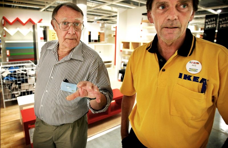 Ingvar Kamprad besökte Ikea i Kalmar för en inspektion, här med varhuschefen Åke Ohlsson.
