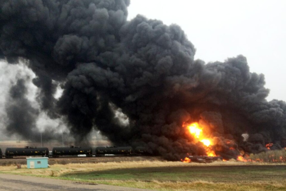 Tio tankvagnar började brinna efter en tågurspårning i USA på onsdagen. Oljetåget spårade ur i byn Heimdal i North Dakota. Byn, som uppges ha ett 40-tal invånare, har evakuerats men ingen människa har rapporterats skadad. Olycksplatsen ligger knappt 20