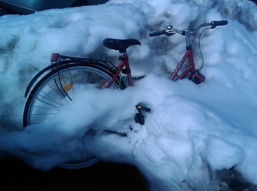 Det som göms i snö... Gled in på en parkering i Borås och fick syn på denna cykel. Den har nog varit väl gömd ett bra tag. Ägare okänd. Foto: Måns Bergenzaun