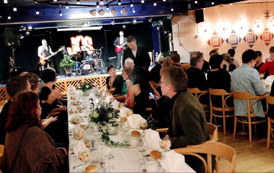 130 personer från en lång rad olika föreningar i Borås samlades till galakväll i Boråsparken i går. På scenen underhöll bandet Jos från Göteborg.
