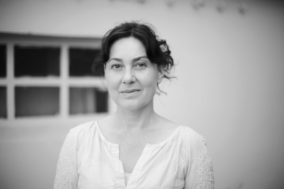 Nora Szentiványi debuterar på svenska med romanen "Lägenheten". Den utgår från hennes mormors liv i Ungern.
