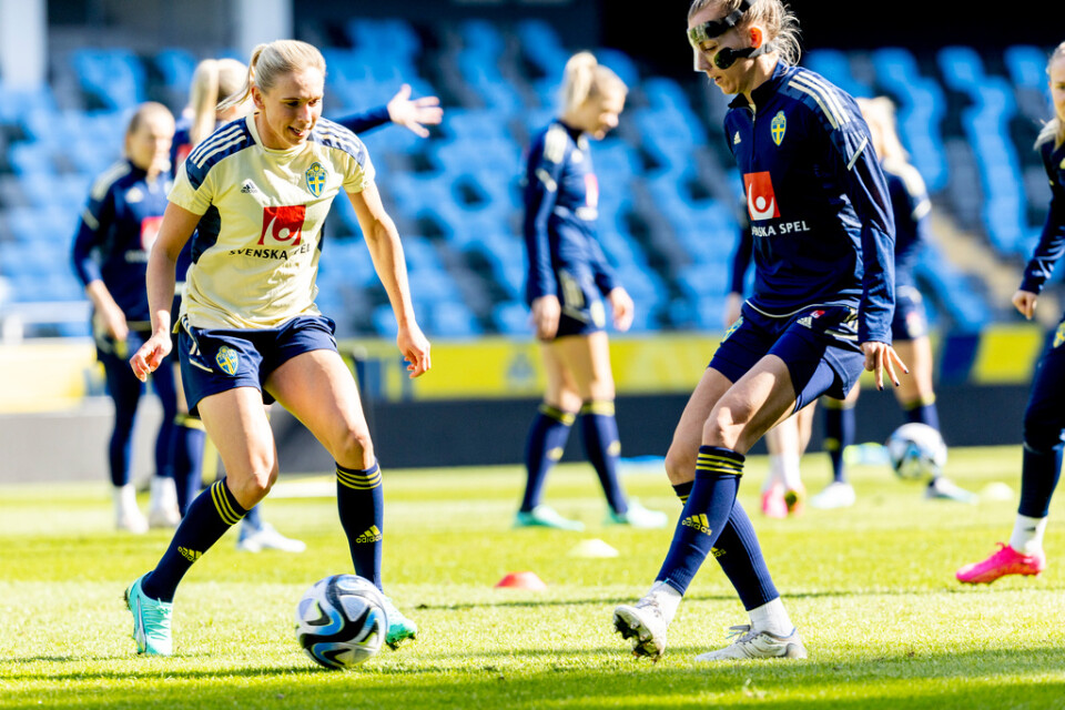 Jonna Andersson och Linda Sembrant under fotbollslandslagets träning i går.