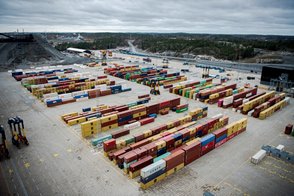 Svenska exportföretag ser ljust på framtiden. Containrar staplade i Stockholm Norvik hamn i Nynäshamn. Arkivbild.