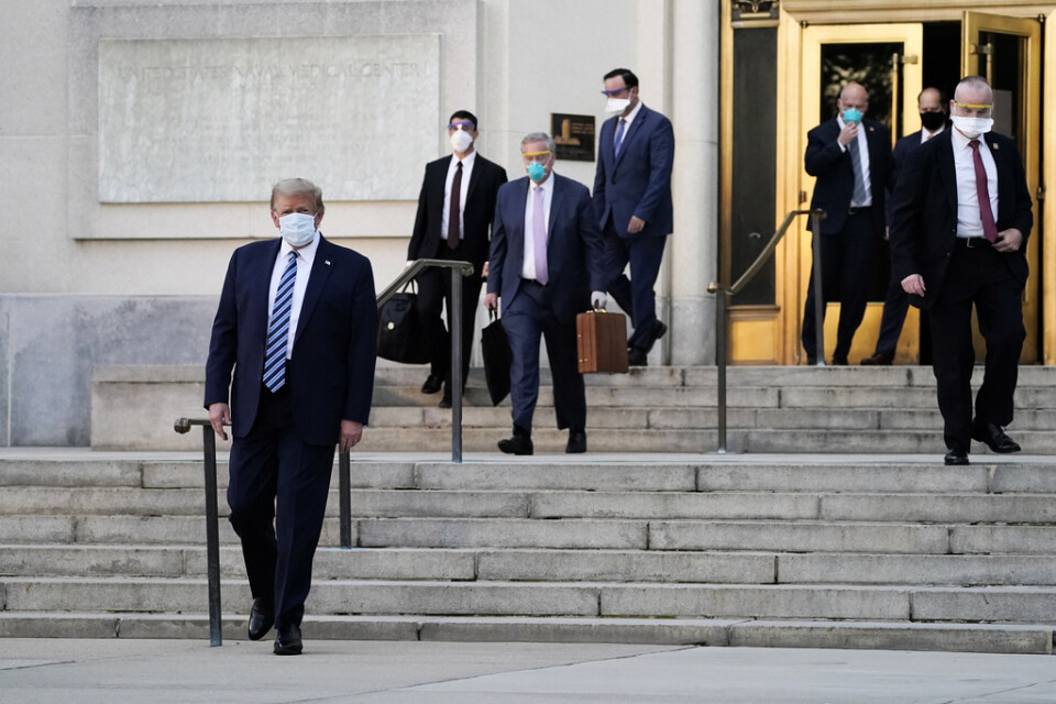 USA:s president Donald Trump promenerar ut från Walter Reed-sjukhuset, där han har vårdats för covid-19.
