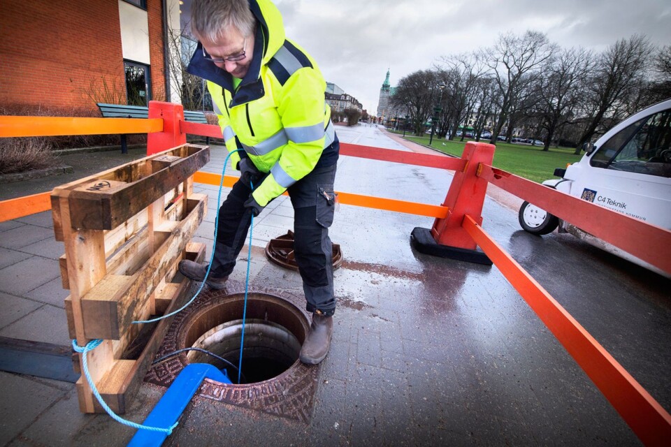 The high water level causes the wells check-valves to stop working. Therefore, the municipality has to empty them with pumps. Johan Isberg, Supervisor at the Technical Administration, worked at Tivoli Park on Monday.