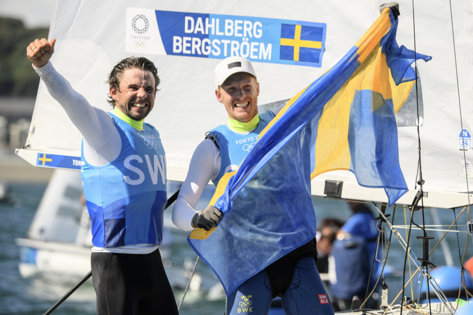 Anton Dahlberg, till vänster, och Fredrik Bergström efter att ha säkrat OS-silvret i Tokyo. Nu ska Dahlberg hjälpa andra idrottare.