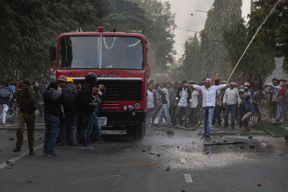 Missnöjesyttringarna i nordöstra Indien har lett till sammandrabbningar mellan demonstranter och polis.