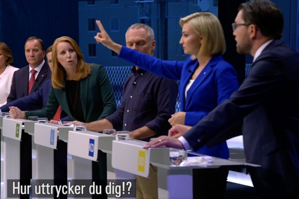 Bild från SVT:s slutdebatt under valrörelsen. Annie Lööfs fråga till Jimmie Åkesson när han pratar om att invandrare inte passar in i Sverige är en fråga vi borde använda oftare när det offentliga språket förråas, menar BT:s chefredaktör Stefan Eklund.