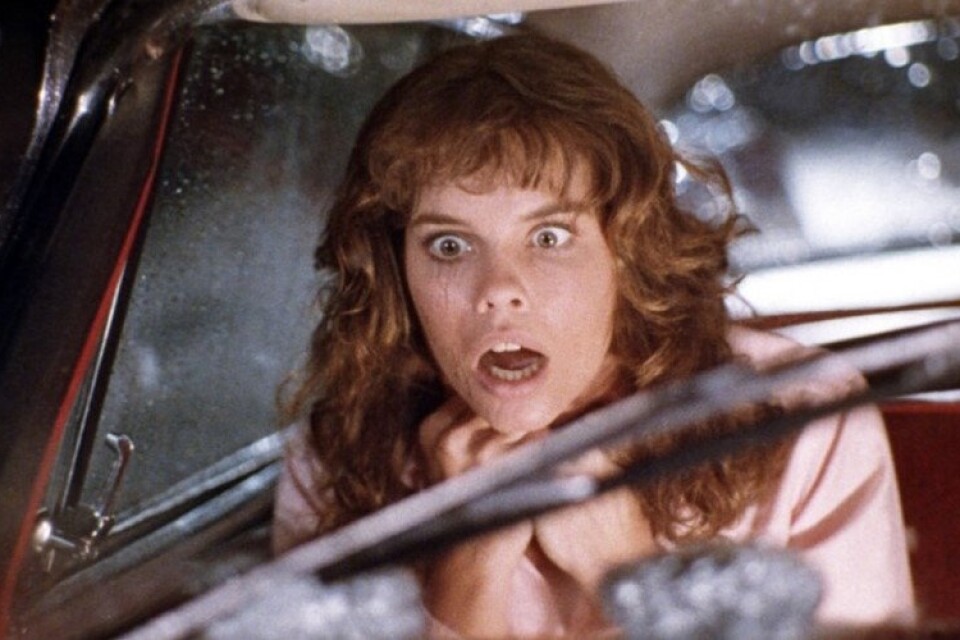 Alexandra Paul får en åktur hon sent ska glömma i filmen "Christine" från 1983. Pressbild.