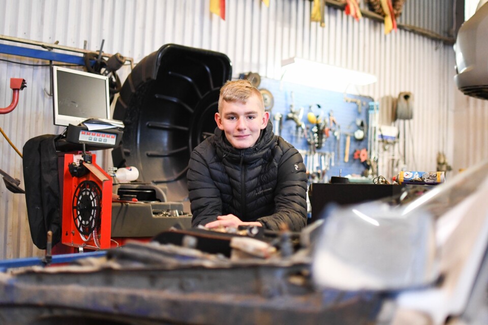 ”Jag är uppväxt med en ratt i handen” säger Anton Persson som efter framgångsrika år som juniorfolkraceförare nu växlar upp och satsar på autocross.