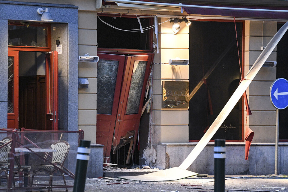 Skador efter en explosion utanför en nattklubb på Adelgatan i centrala Malmö tidigare i juni. Gängkriminalitet debatteras nu i riksdagen.