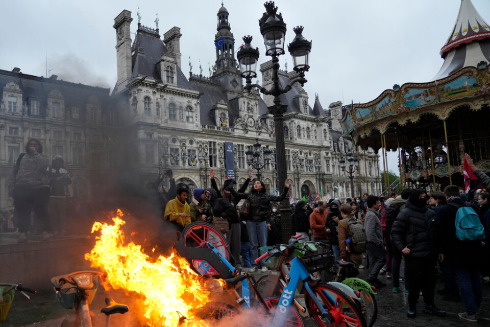Cyklar i brand under protester i Paris efter att författningsrådet godkänt regeringens lagpaket som bland annat innebär att pensionsåldern höjs från 62 till 64 år.