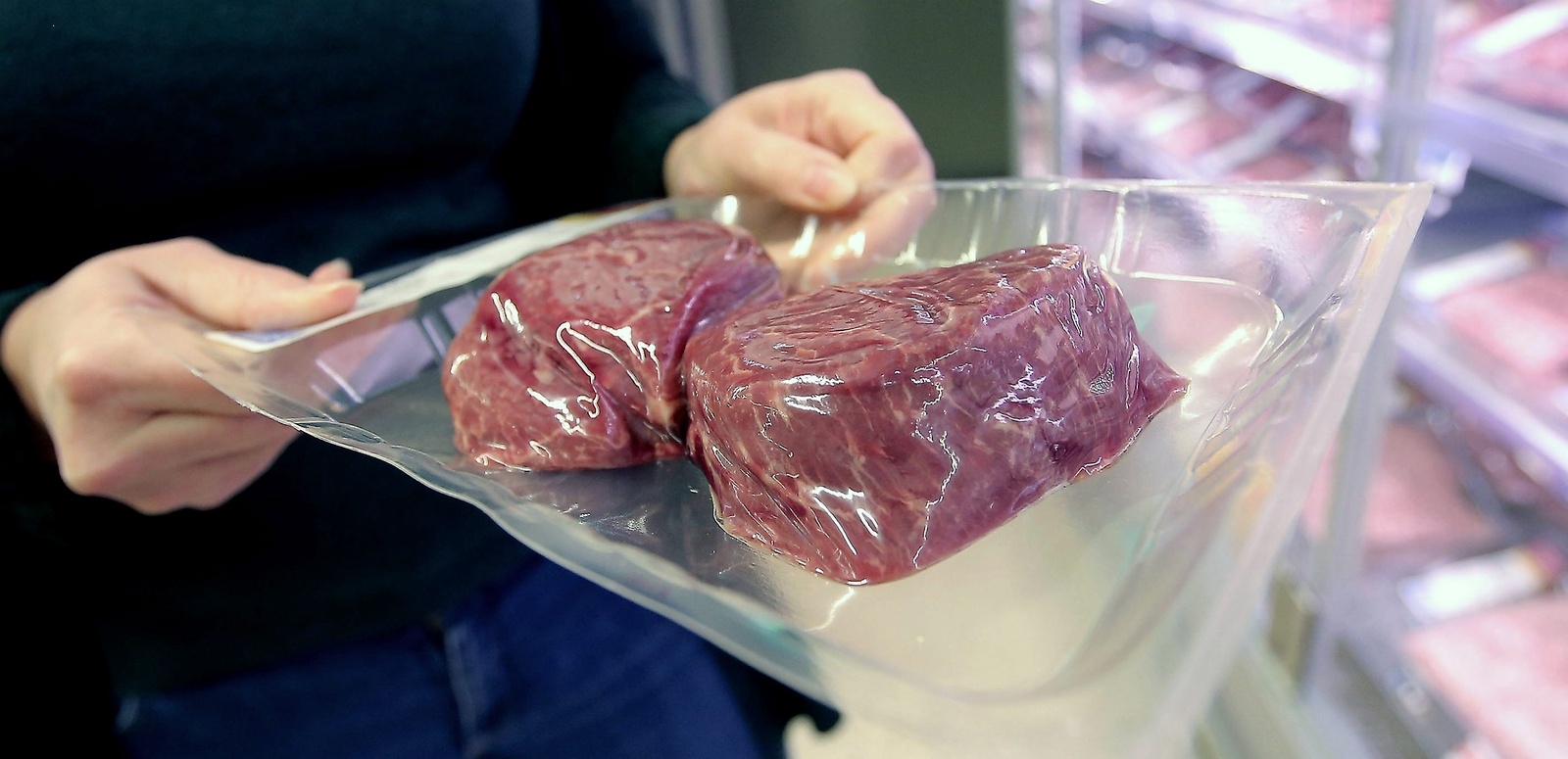 Syrefria förpackningar gör att köttet håller tre gånger längre. Foto: Stefan Sandström