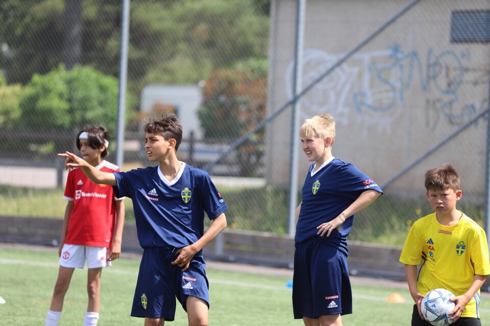 Fotbollsskolan är en bra chans för de äldre ”barnen” att testa på att leda en grupp.