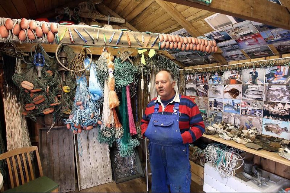 I ett halvår har fiskaren Mikael Carlsson röjt och sorterat bland fiskeredskapen, och plockat fram bilder från sina snart 30 år som fiskare. Nu är hans "hodda" rena minimuseet över livet i Skåre hamn.
