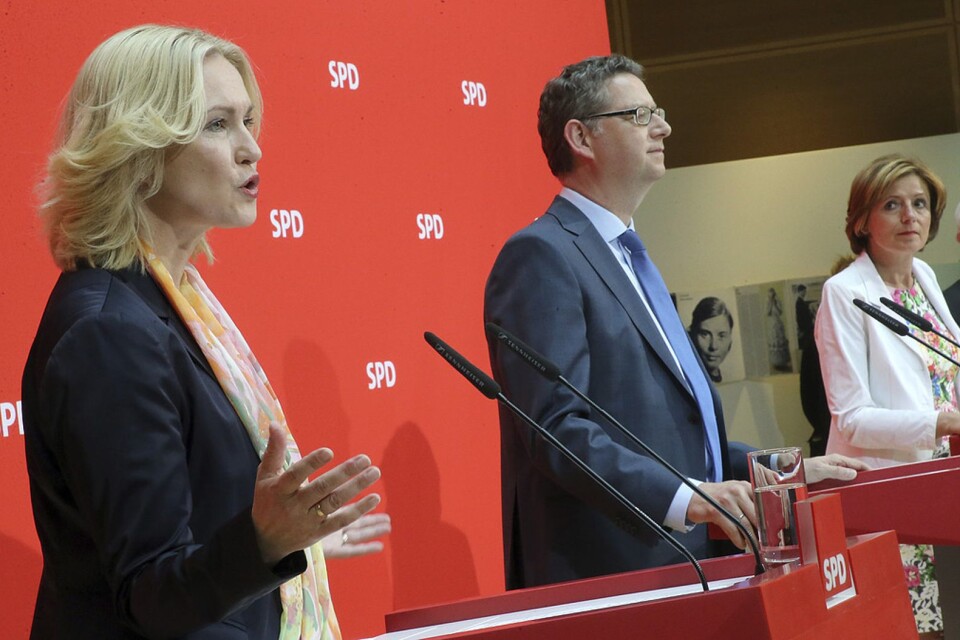 De tre tillfälliga ledarna för tyska SPD, Manuela Schwesig, Thorsten Schäfer-Gümbel och Malu Dreyer öppnar för samtal med vänsterpartiet Die Linke. Foto: Wolfgang Kumm/dpa via AP)
