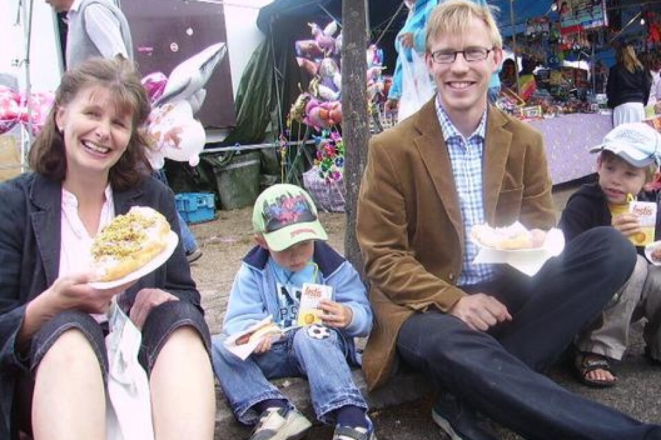 Familjen Sjöström från Dalby sitter på utmed Östergatan i Sjöbo och äter langos.