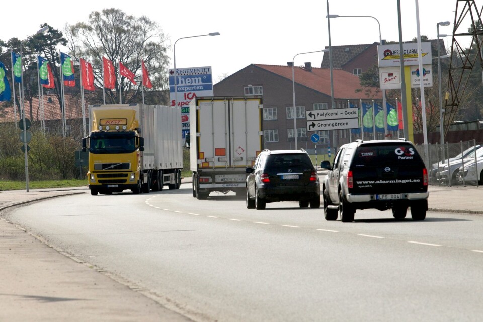 Dragongatan genom Ystad. Antalet fordon som ska vidare längs väg 9 mot Simrishamn må vara fler än dem som ska till färjorna. Men lastbilarnas miljöpåverkan är klart större, hävdar insändarskribenterna.
