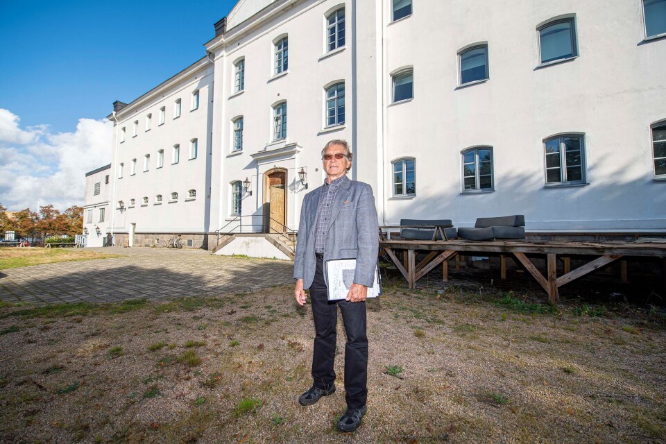 Mäklaren Gunnar Thulin på baksidan av fängelset.