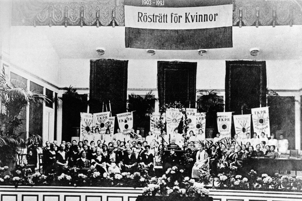29 mars 1921 firar Landsföreningen för kvinnans politiska rösträtt (LKPR) att den långa kampen för att ge även kvinnor rösträtt i Sverige gett resultat. Senare samma år var också det första riksdagsvalet där kvinnor fick rösta. Hundra år har passerat.