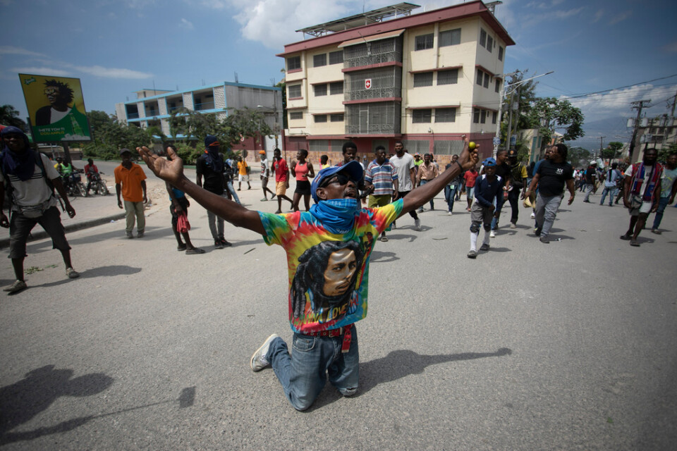 En demonstrant som kräver premiärministerns avgång i Haiti tidigare i veckan.