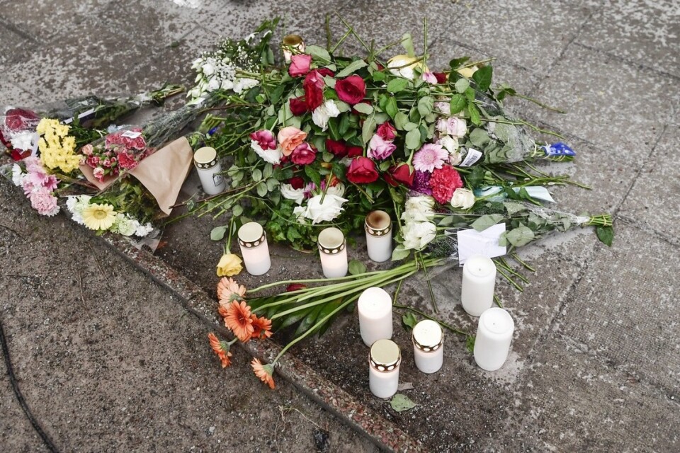 Blommor och läggs på den plats där en 20-årig man blev ihjälskjuten av polisen. 
Foto: Stina Stjernkvist / TT