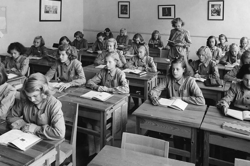 Flickklass i en skolsal pÂ 1940-talet.