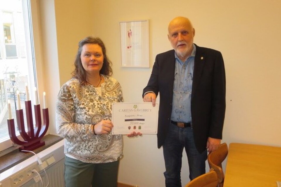 Ordförande i Caritas, Frimurarlogerna i Kalmar, Peter Adolfsson, delar ut 50 000 kronor till Kvinnojouren