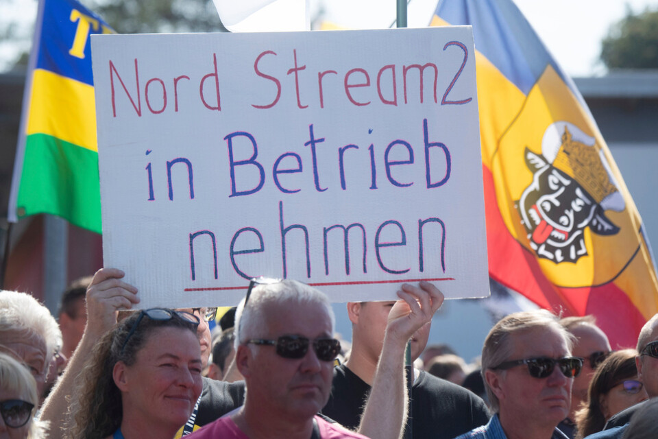 Regeringskritiska demonstranter i tyska Lubmin den 4 september vill att den ryska gasledningen Nordstream 2 ska tas i bruk. Arkivbild.