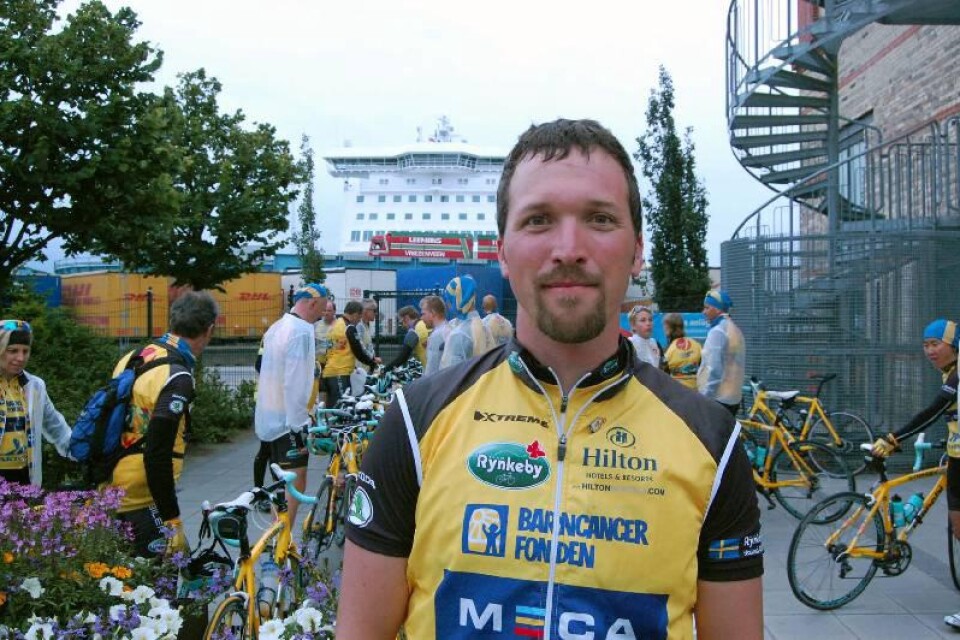 Lars-Göran Månsson är en av de 200 cyklister som har Eiffeltornet som ett av slutmålen den 20 juli. Det andra slutmålet är att ha samlat in två miljoner kronor till barncancerfonden.