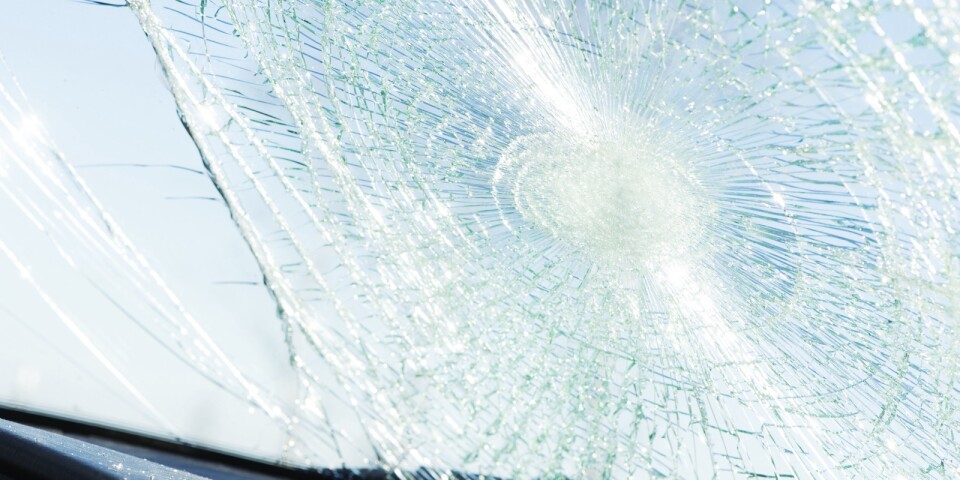 Bil fick rutan krossad – polisens uppmaning: ”Ha inte grejer i bilen”