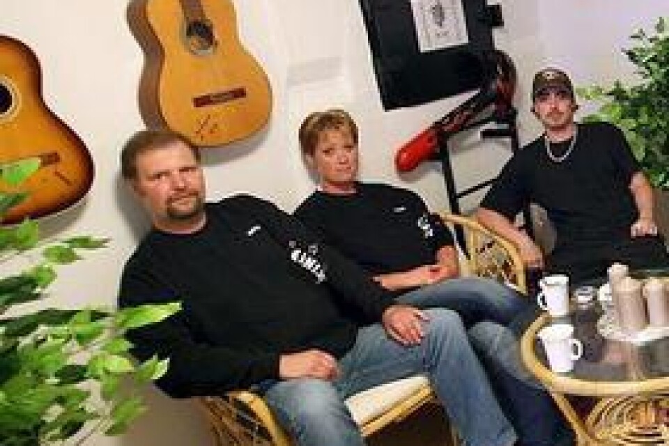 Sedan en vecka tillbaka har bandet Bennix fått ett andra hem i Jonas Ingereds studio. Från vänster: Rickard Svensson, Benny Persson, Monica Johansson, Jonas Ingered och Bosse Rosberg. Bild: Tomas Nyberg