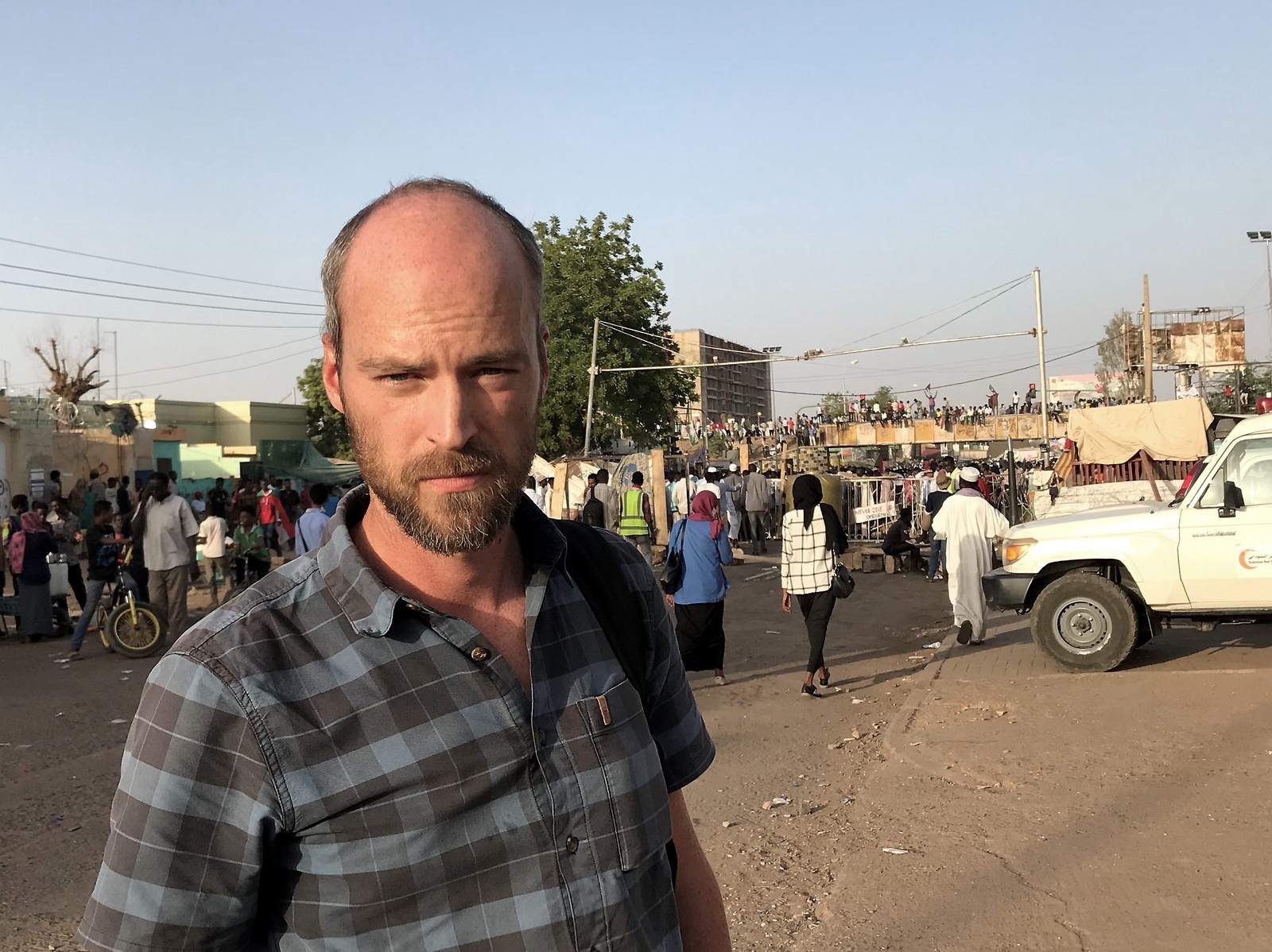 Som del av sitt jobb rapporterar Samuel Larsson på plats under revolutionen i Sudan.Foto: Samuel Larsson/Privat