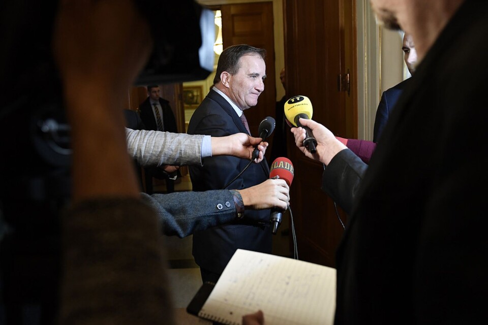 Stefan Löfven kommenterar kort regeringsfrågan på väg in till ett möte med partiets riksdagsgrupp på tisdagen. Foto: Stina Stjernkvist / TT