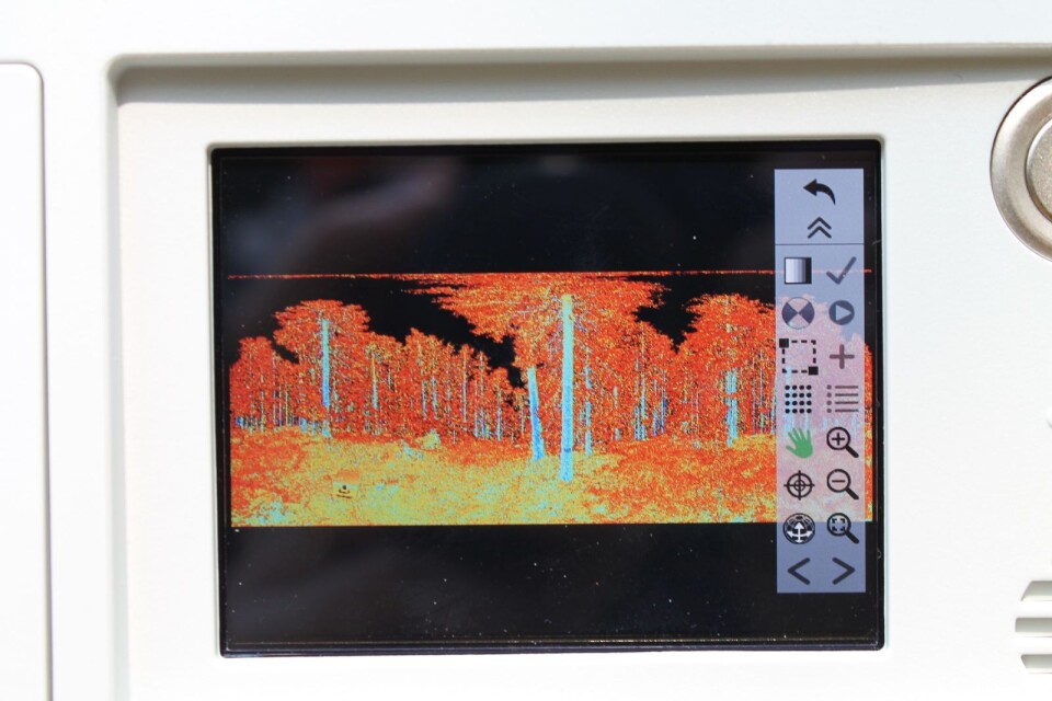 Displayen visar skogen – ur ett något annorlunda perspektiv.