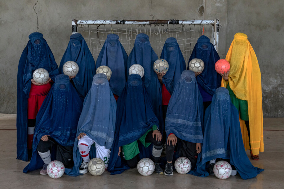 Ett afghanskt damfotbollslag i Kabul, Afghanistan, poserar. Bilden togs i höstas. Kvinnorna väljer att bära burka på bilden, av rädsla för repressalier då vissa av dem utövar sin idrott i hemlighet.