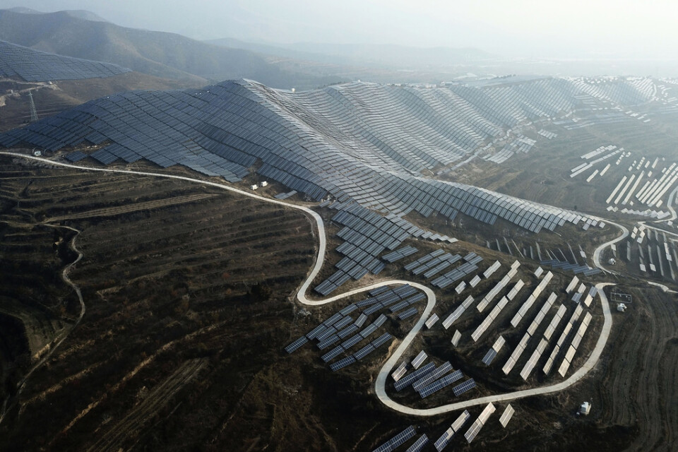Kinesisk solkraftanläggning. Landet satsar stort på förnybar energi – och är samtidigt världens största finansiär av ny kolkraft.