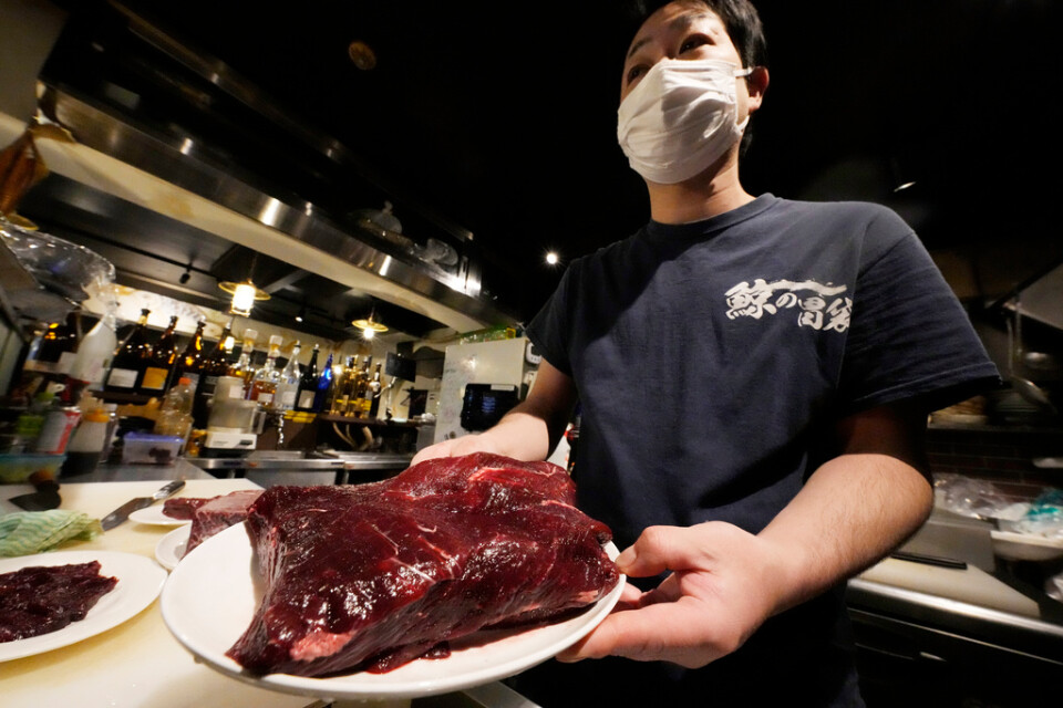 Yuki Okoshi, ägare till en restaurang i Tokyostadsdelen Shimbashi, visar upp en bit valkött.