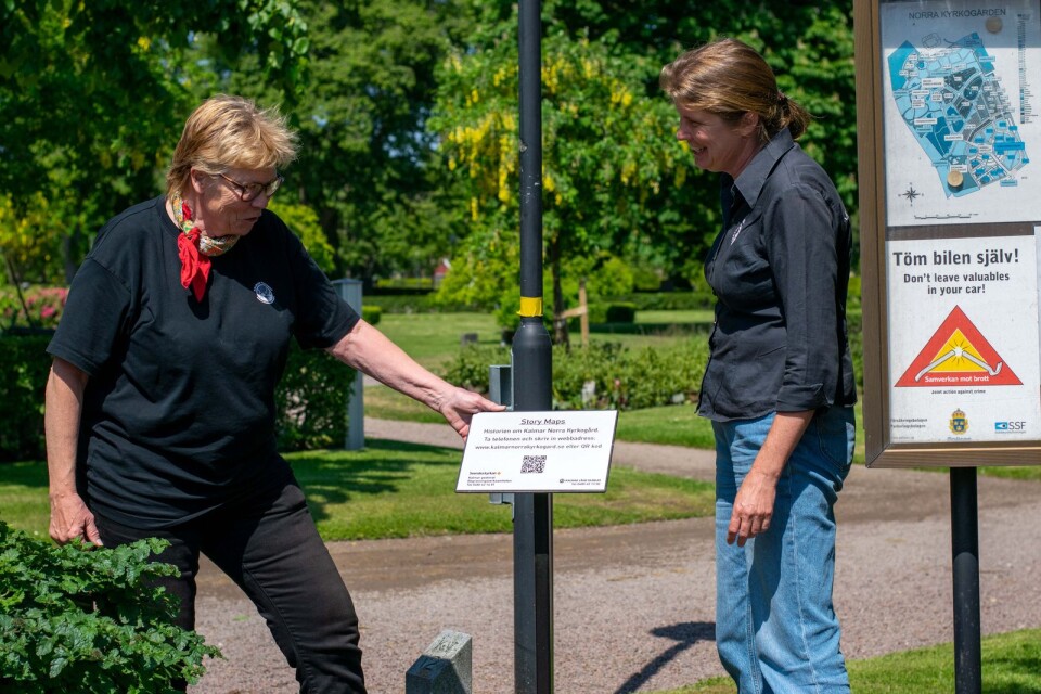 Birgitta Linåker, chef för begravningsverksamheten och Magdalena Jonsson, antikvarie Kalmar Läns Museum vid skylten som står vid entrén mot Galggatan.