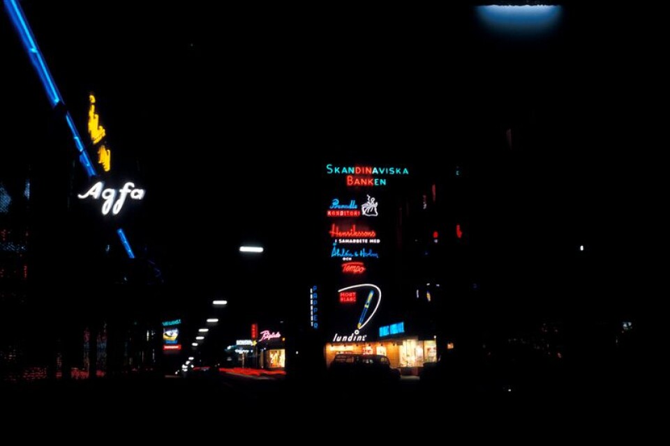 En bild från New York, kanske? Nej, det är faktiskt Drottninggatan, bilden tagen år 1959 av Göran ”Dressen” Andersson.