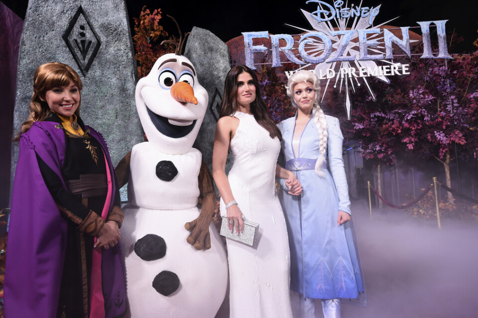 Idina Menzel (tredje från vänster) poserar med figurerna Anna, Olof och Elsa vid världspremiären för "Frost 2" 2019. Arkivbild.