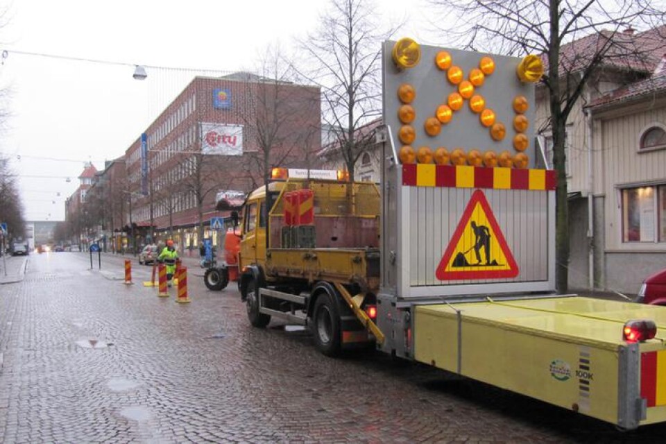 Nu monteras för andra året julljusgardinerna på Allégatan i Borås. Det var förra året som kommunstyrelsen gjorde en blixtutryckning och räddade julbelysningen, efter det att affärsägarnas gamla belysning blivit underkänd av säkerhetsskäl.