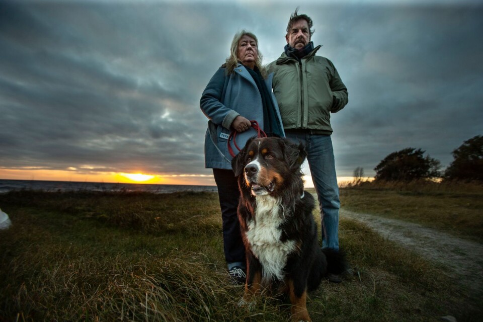 Promenader med hunden Iso längs Gislövs strandmark har hjälpt Ingrid och Joachim Wall att behålla vardagsrutinerna när känslorna blivit många och tunga.